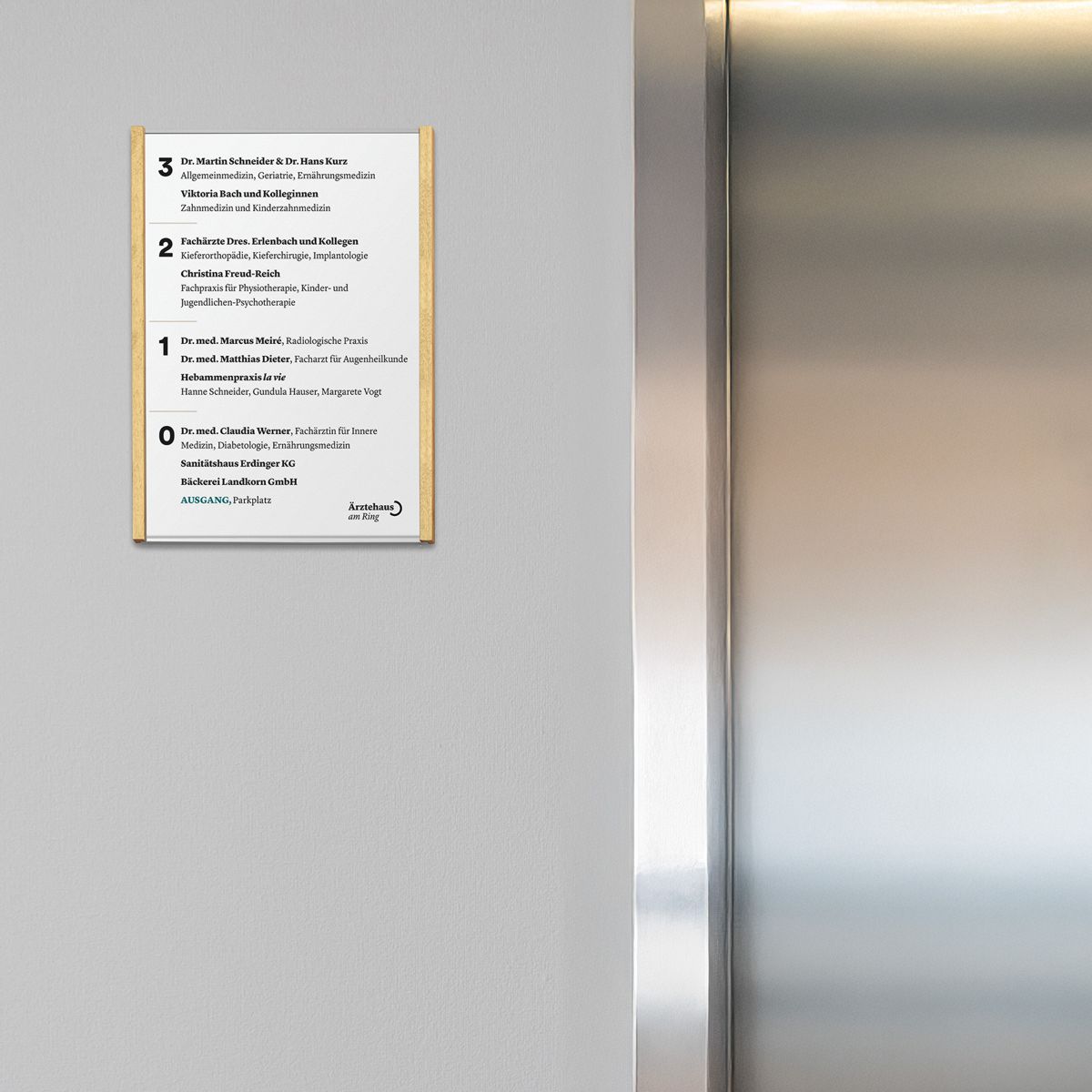 Wandschild, Modell LMH, ~ DIN A4, Hochformat, Holzrahmen Ahorn kombiniert mit silbernem Aluminium